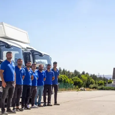 Europatrans ekibi kamyonların önünde