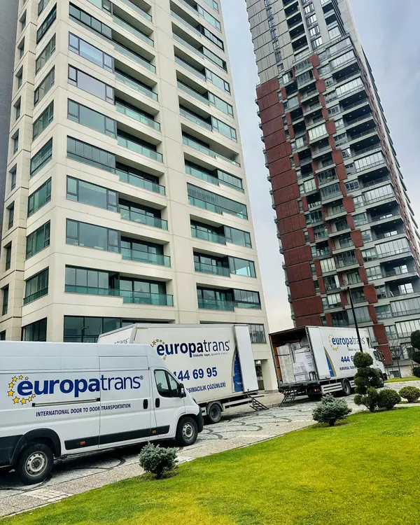 Europatrans filosundan araçlar bir rezidansın önünde