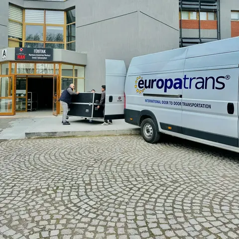 Europatrans aracı bir kurum binasının girişinde yükleme yapıyor