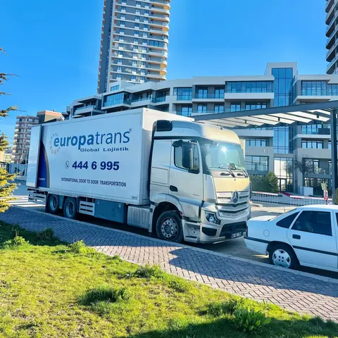 Europatrans Global Lojistik tırı yüksek bir rezidansın önünde
