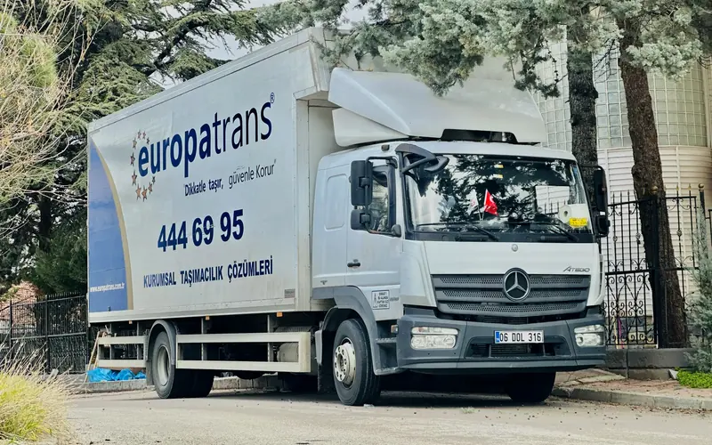 Europatrans kamyonu ağaçlı bir sitenin önünde