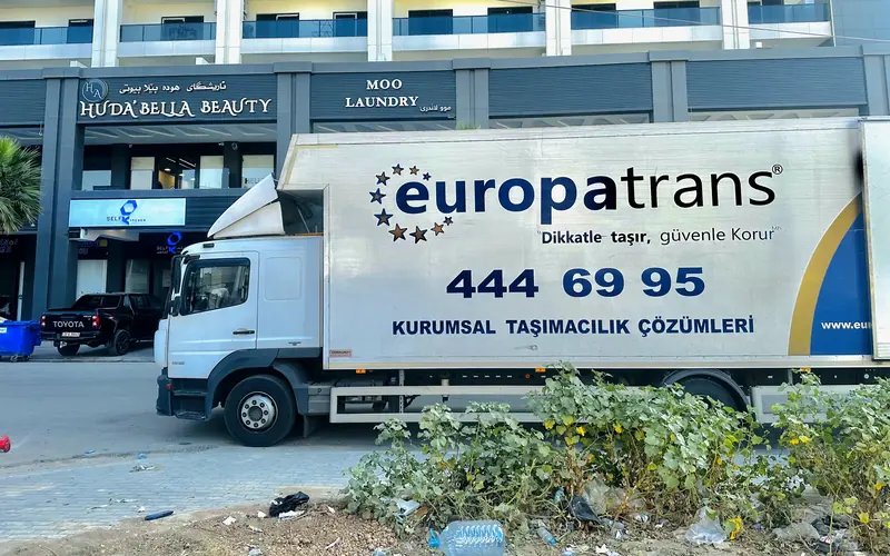 Europatrans kamyonu yüksek katlı bir sitenin önünde