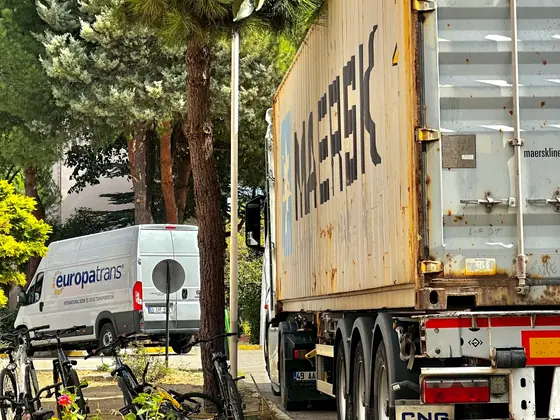 Konteyner yüklü tır ve Europatrans servis aracı