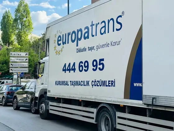 Europatrans kamyonu şehir içinde yol kenarında
