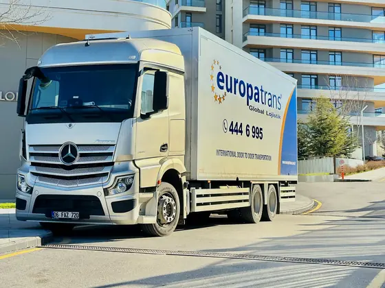 Europatrans Global Lojistik tırı bir rezidansın önünde